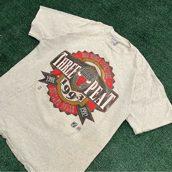 🏀 Vintage 90’s Chicago Bulls ‘Three Peat’ Tee - Picture 2 of 5
